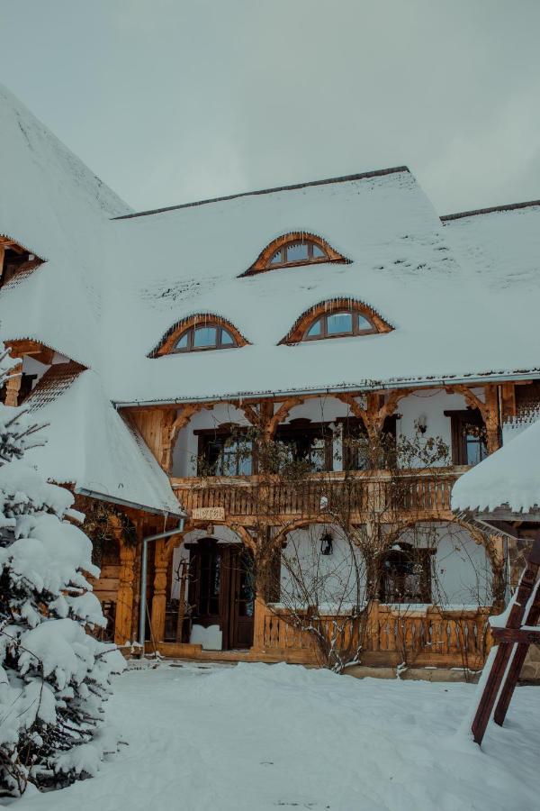 Conacul Drahneilor Otel Ruscova Dış mekan fotoğraf