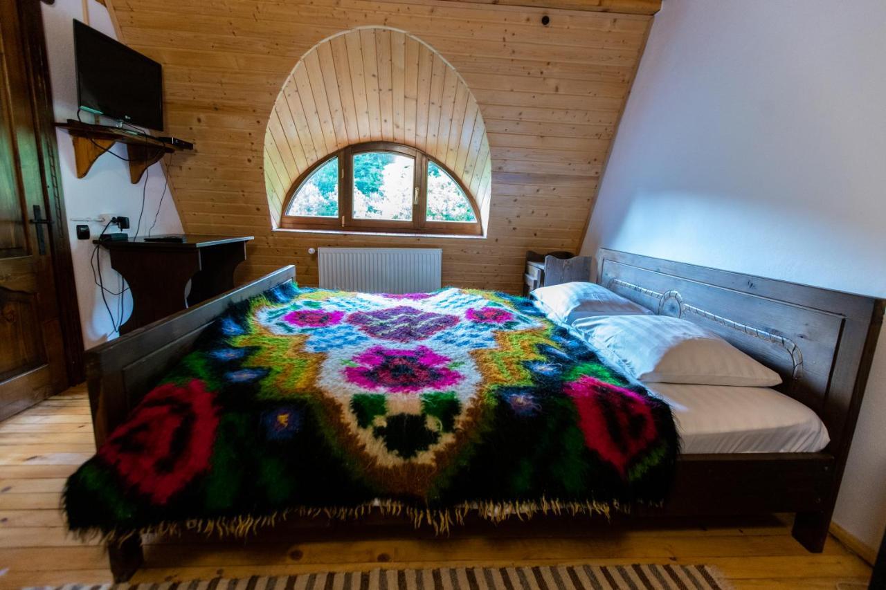 Conacul Drahneilor Otel Ruscova Dış mekan fotoğraf