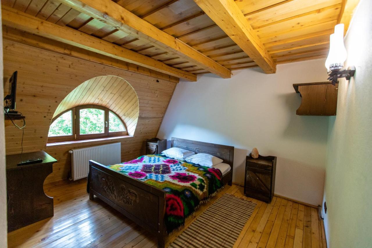 Conacul Drahneilor Otel Ruscova Dış mekan fotoğraf