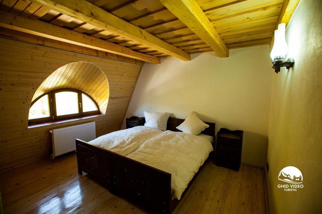 Conacul Drahneilor Otel Ruscova Oda fotoğraf